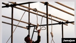 Iranski vojnik priprema omču za javno vješanje (fotoarhiva)