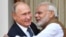 Indijski premijer Narendra Modi, desno, grli ruskog predsjednika Vladimira Putina prije njihovog sastanka u Nju Delhiju, 5. oktobra 2018.