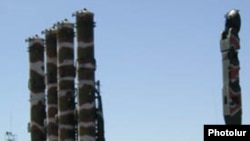 На російській військовій базі в вірменському Ґюмрі, де зроблене це фото, є й відомі установки протиповітряної оборони С-300