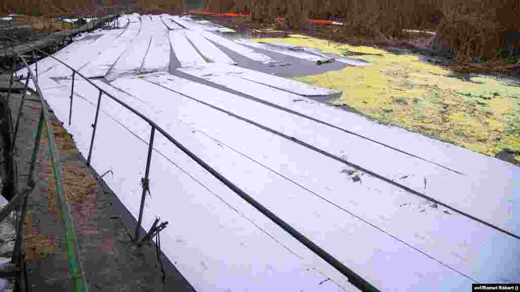 Olajfogó paplanok a szennyezett területen a Ráckevei Duna-ágnál 2020. december 22-én