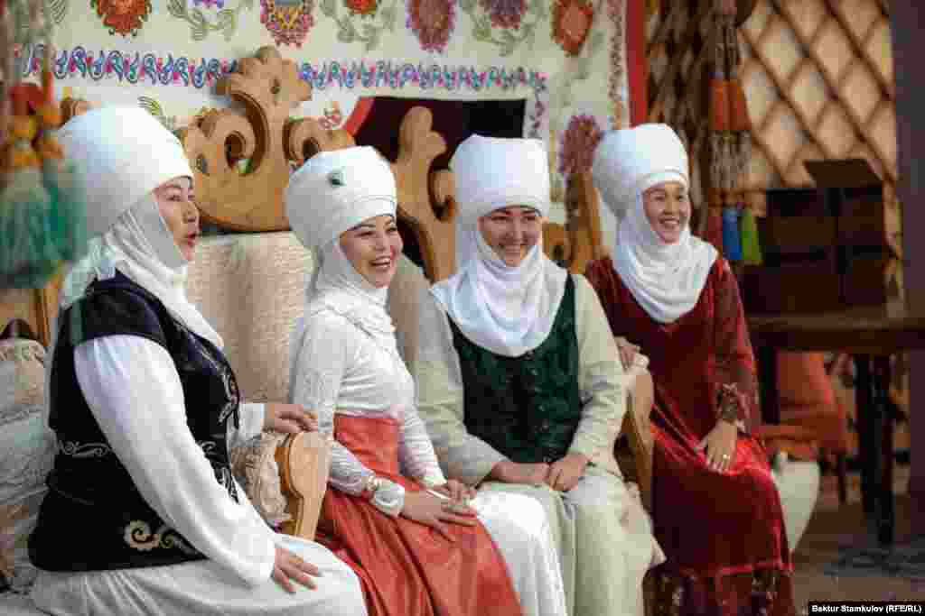 Ак элечекчен айымдар.