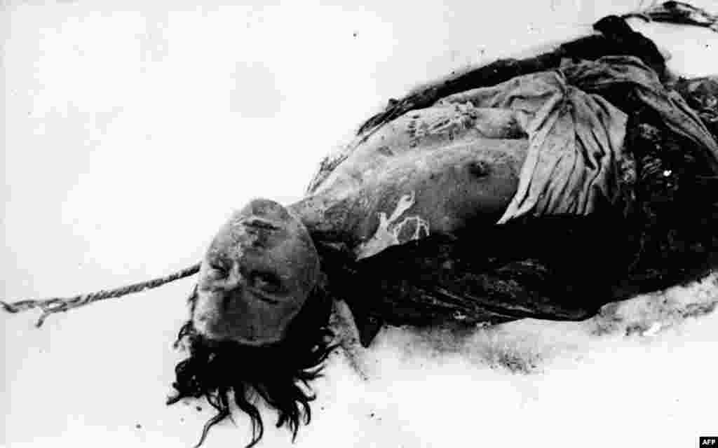 O adolescentă partizană sovietică după ce a fost torturată și spânzurată de naziști. Dimbleby spăune că membrii echipelor morții naziste &bdquo;nu erau bețivi veniți de pe stradă sau dependenți de droguri, să aibă o capacitate mintală redusă. Erau oameni educați, fuseseră medici care trecuseră prin universitate, funcționari publici, care s-au oferit voluntari pentru această sarcină. &quot;