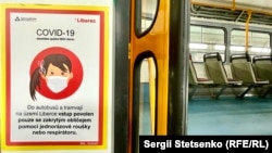 Трамвайдагы коронавируска каршы эскертүү. Либерец шаары, Чехия. 2021-жылдын марты.