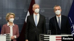 Ursula von der Leyen, Jens Stoltenberg și premierul leton Krisjanis Karins (centru)