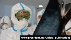 Президент Садыр Жапаров коронавируска чалдыккан бейтаптардын абалы менен таанышты. 2021-жылдын 15-апрели.