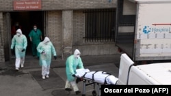 Medicii spanioli mută un pacient infectat cu coronavirus