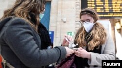 Маските и дезинфектантите вече са дефицитни стоки в Милано