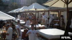 Budva, mladi u jednom od barova, foto: Jasna Vukičević