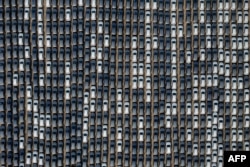 На фото: китайські електромобілі, призначені на експорт, які чекають завантаження на корабель у порту міста Яньтай, що у східній китайській провінції Шаньдун. 18 квітня 2024 року