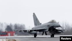 Авіабаза в місті Шауляй, Литва