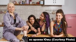 Юма (вляво), Алина (втората отдясно) с нейната приятелка Ксюша, и Мила (последната вдясно)