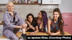 Juma (balra) a lányaival: Mila (jobbra) és Alina (jobbról a második). Alina barátnője és menyasszonya, Kszjusa balról a második