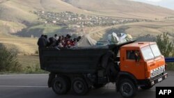 Грузовик с беженцами из Нагорного Карабаха на дороге между Корнидзором и Горисом, Армения, 28 сентября 2023 года