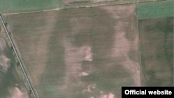 Прочани переконані, що на полі з’явився лик Ісуса Христа (знімок з космосу)