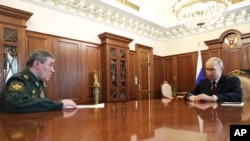 Начальник российского Генштаба Валерий Герасимов (слева) и президент РФ Владимир Путин (архивное фото)