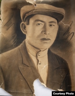 Токой Садыровдун согушка чейинки тартылган сүрөтү.