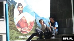 Но сами подростки не желают, чтобы их считали детьми, сами они давно уже ощущают себя полноценными членами общества, имеющими право на собственную позицию