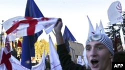 هزاران نفر از مخالفان رییس جمهوری گرجستان خواستار استعفای وی شده اند.