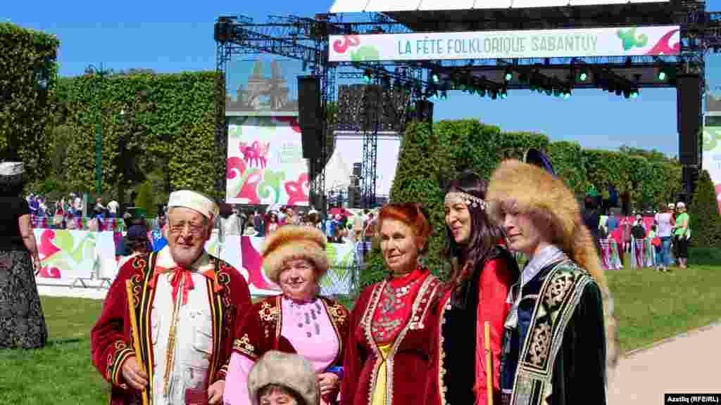 На празднике традиционно выступают певцы, танцоры, как профессионалы, так и любители.