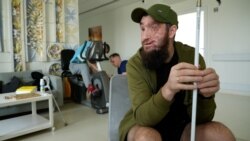 Un supraviețuitor ucrainean al exploziei unei mine merge prin lume fără să vadă 