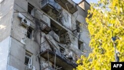 Будівля в Одесі, пошкоджена через російську атаку 19 липня 2025 року 