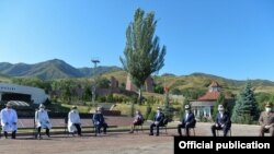 «Ата-Бейит» мемориалдык комплексинде коронавирус инфекциясынын курмандыгы болгон кыргызстандыктардын элесине арналган аза күтүү иш-чарасы өттү. Эскерүү иш-чарасына президент Сооронбай Жээнбеков, муфтий Максат Токтомушев жана парламент, өкмөт, сот, аскер жетекчилиги катышты. 