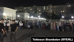 Өмүрбек Бабановдун тарапташтары Бишкектеги Биринчи май райондук сотунун алдында. 