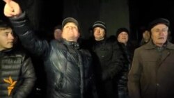 Discursul unui protestatar în faţa poliţiei