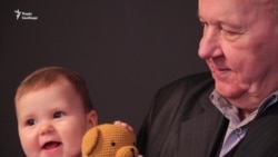 Благодійна фотосесія для літніх людей із немовлятами (відео)