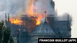 У центрі Парижа палає знаменитий собор