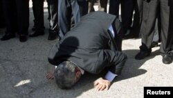 خالد مشعل بلافاصله پس از ورود به سرزمین‌های فلسطینی زمین را بوسید 