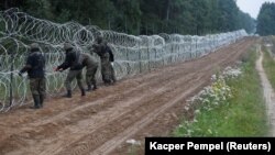 Polish soldiers building a fence on the border between Poland and Belarus near the village of Nomiki on August 26.