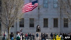 У позові, поданому до федерального суду в Бостоні, йдеться, що уряд розпочав широку атаку на фінансування передових досліджень в університетах по всій Америці