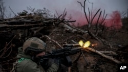 Військовослужбовець 24-ї окремої механізованої бригади вдосконалює свої тактичні навики на полігоні в Донецькій області, Україна, 29 листопада 2024 року