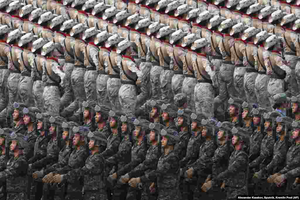 У геометрично чітких лавах крокували як чоловіки, так і жінки у військовій формі