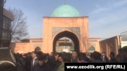 Обида Асомова похоронили 15 декабря на кладбище «Камолон» в Ташкенте.