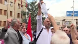 Protestuesit djegin marrëveshjen e emrit