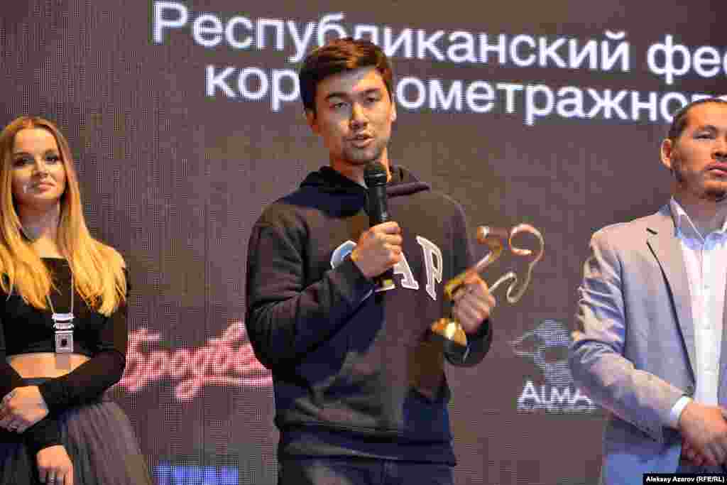 Эскиз статуэтки придумал недавний выпускник Казахской академии искусств имени Темирбека Жургенова, молодой скульптор Орынхан Рахимбек. Свою работу он назвал &laquo;Первый шаг&raquo;. А вообще, еще весной был проведен республиканский конкурс на разработку статуэтки для фестиваля, в котором участвовали 15 человек почти из всех регионов Казахстана.