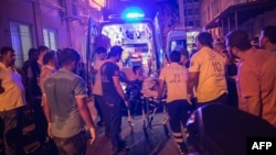 "Тез жардам" жарадар болгондорду ооруканага жеткирүүдө.