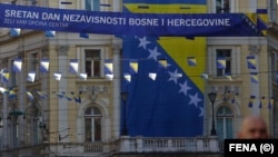  Na zgradi iznad Vječne vatre u Sarajevu, postavljena je zastava Bosne i Hercegovine povodom obilježavanja 1. marta - Dana nezavisnosti BiH.