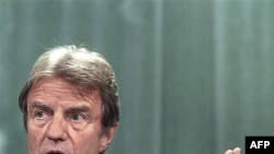 برنار کوشنر می گوید که «تحريم ها، بخشی از راه حل برنامه اتمی ايران است.»