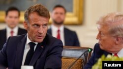 Президент Франції Макрон і президент США Трамп. На задньому плані Держсекретар США Рубіо і віцепрезидент Венс. Під час переговорів у Білому домі щодо завершення війни в Україні. 18 серпня 2025 року