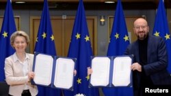 Președinta Comisiei Europene, Ursula von der Leyen și președintele Consiliului European, Chares Michel semneaza acordurile comerciale post-Brexit, Bruxelles, 30 decembrie 2020