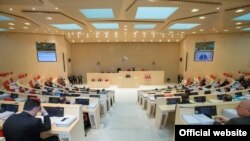 Согласно регламенту, в течение первой недели осенней сессии премьер-министр обязан представить парламенту годовой отчет. С начала осенней сессии прошло уже десять дней, однако ни самого Ираклия Гарибашвили, ни его отчета депутаты так и не увидели