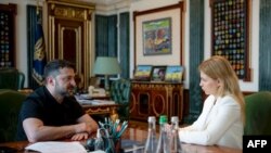 Președintele Ucrainei, Volodimir Zelenski, la o întâlnire cu viceprim-ministrul Ucrainei pentru integrare europeană și euro-atlantică, Olga Stefanîșina, la Kiev - 17 iulie 2025