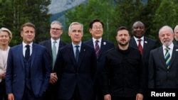 Прем'єр-міністр Канади Марк Карні, президент Франції Емманюель Макрон, президент України Володимир Зеленський, прем'єр-міністр Великої Британії Кір Стармер, президент Європейської комісії Урсула фон дер Ляєн та інші офіційні особи під час саміту лідерів G7, 17 червня 2025 року