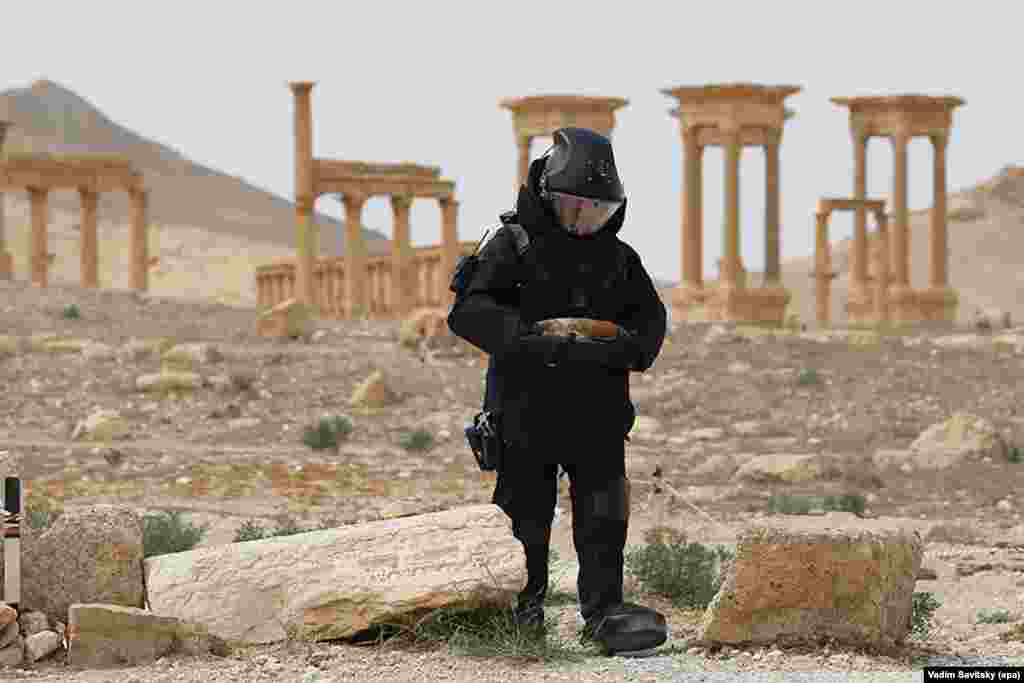 Руски војник бара мини во античкиот град Палмира во Сирија. 07.03.2016.&nbsp;