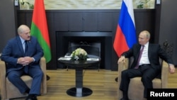 Президентът на Русия Владимир Путин и Александър Лукашенко по време на срещата им в Сочи