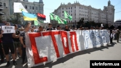 Учасники пікетування сесії Харківської міської ради, на якій депутати проголосували за повернення проспекту імені Петра Григоренка імені маршала Жукова. Харків, 19 червня 2019 року