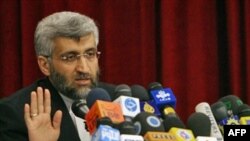 آقای جليلی در گفتگو با تلويزيون و راديوی دولتی ايران توضيح بيشتری در باره محتوای پاسخ ايران به بسته مشوق های پيشنهايد غرب نداده است. (عكس از AFP)